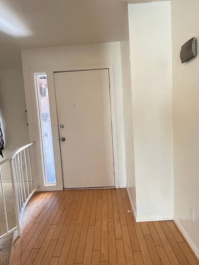 Building Photo - 4 Bedroom, 2 Bathroom Updated home with Pool!