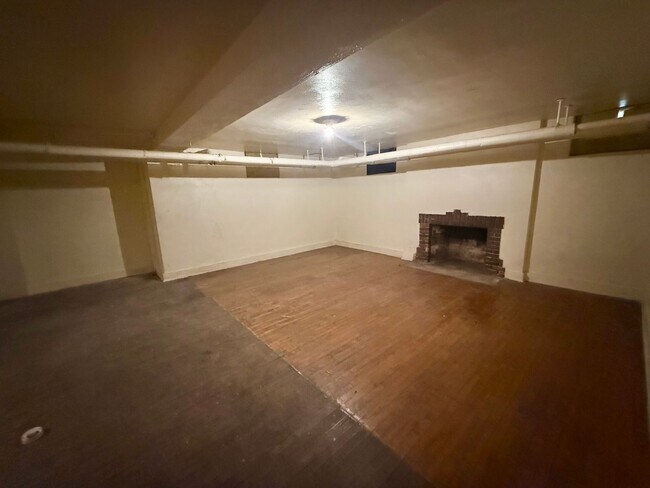 Building Photo - Massive 4 Bedroom, 2 Bath Brick Home