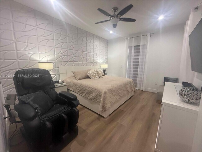 Building Photo - 6923 Julia Gardens Dr