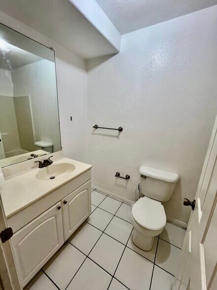 Building Photo - 3199 Royal Oaks Dr