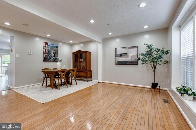 Building Photo - 8893 Papillon Dr