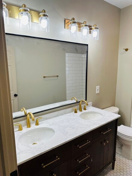 Full bath - 514 Delta Ave