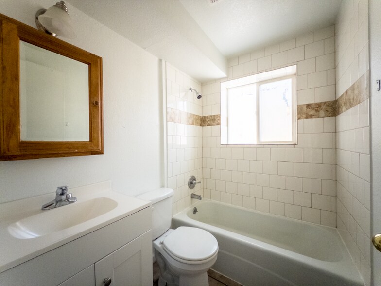 Building Photo - 2136 Friendship Pl