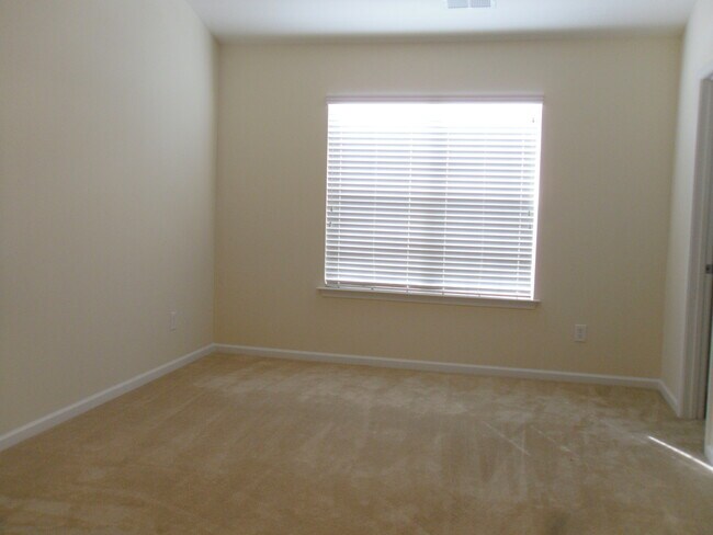 Building Photo - Beautiful 4bd/2.5bth home with an open lay...