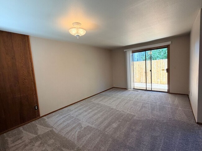 Building Photo - Two Bedroom Duplex in South Salem