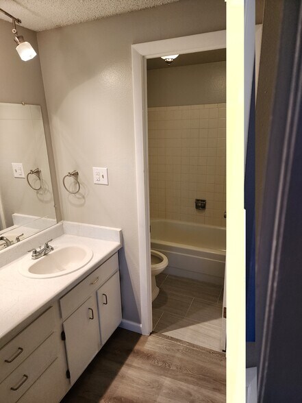 Building Photo - 1304 S Parker Rd