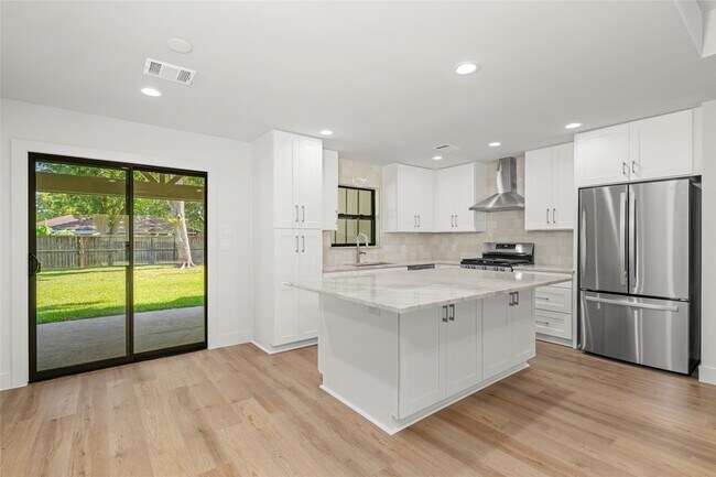 Building Photo - 9606 Pine Lake Dr
