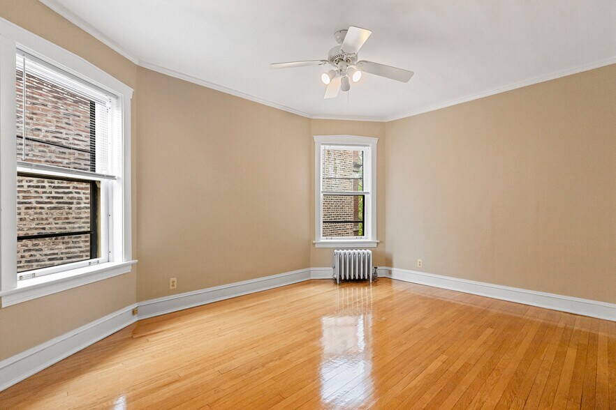 Building Photo - 6645 N Greenview Ave