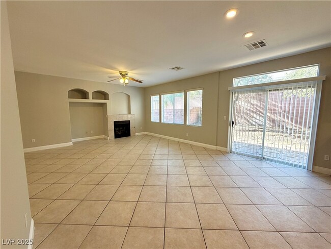 Building Photo - 2301 Summer Home St