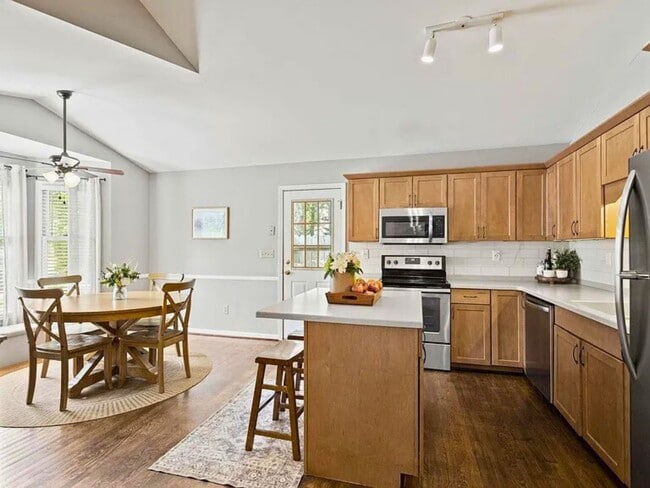 Building Photo - 1032 Summit Dr