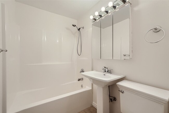 Building Photo - Charming one-level cottage in Madison Valley!