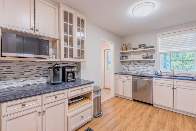 Building Photo - 7 Periwinkle Ln