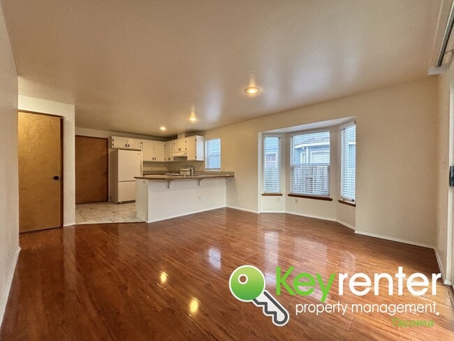 Building Photo - Spacious Northeast Tacoma 3 Bedroom 2.5 Bathroom Home for Rent in Secluded Neighborhood!