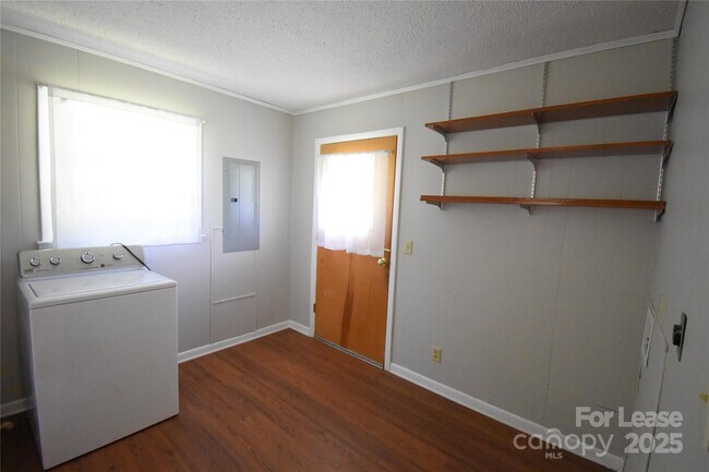 Building Photo - 4099 Shenandoah Dr SW