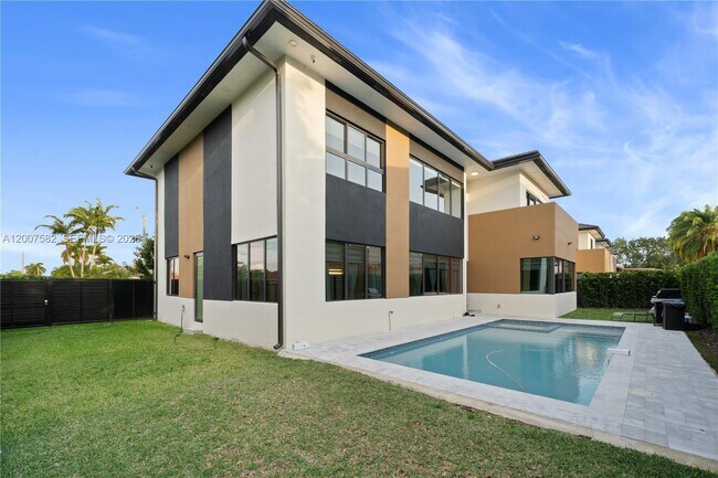 Building Photo - 17900 SW 149th Ave