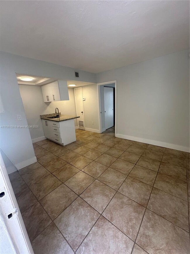 Building Photo - 1208 Salzedo St