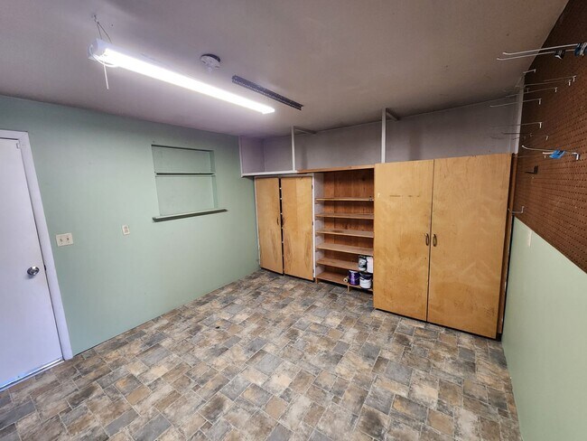 Building Photo - Large 3 bedroom home!