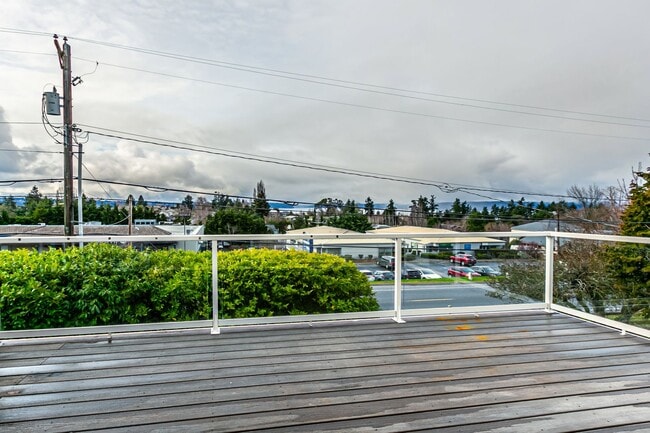 Building Photo - Wonderful Townhome in Browns Point with VIEWS!