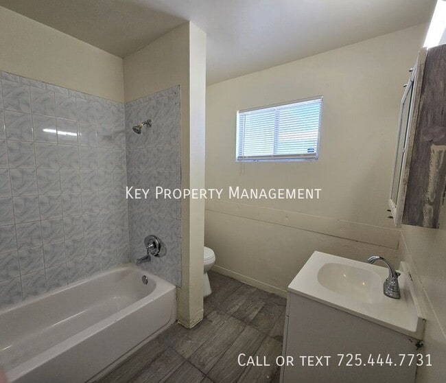 Building Photo - 2 Bedroom 1 Bath Condo Near Cheyenne and R...