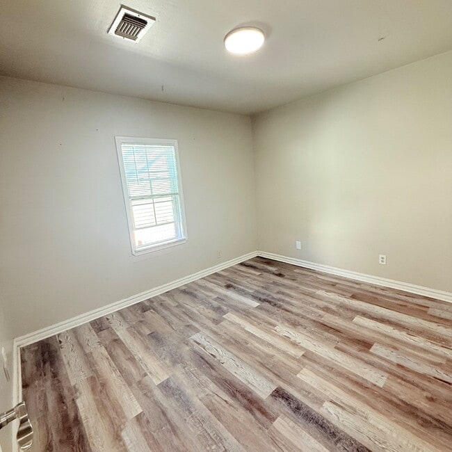 Building Photo - 4004 SE 25th St