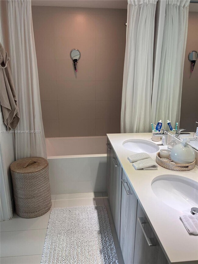 Building Photo - 501 NE 31st St