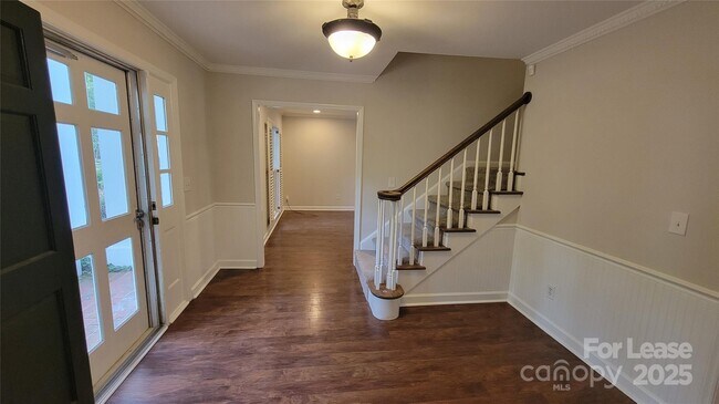 Building Photo - 9424 Whitethorn Dr