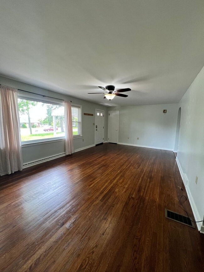 Building Photo - 3 Bedroom, 1 Bath Rancher Available for Rent!