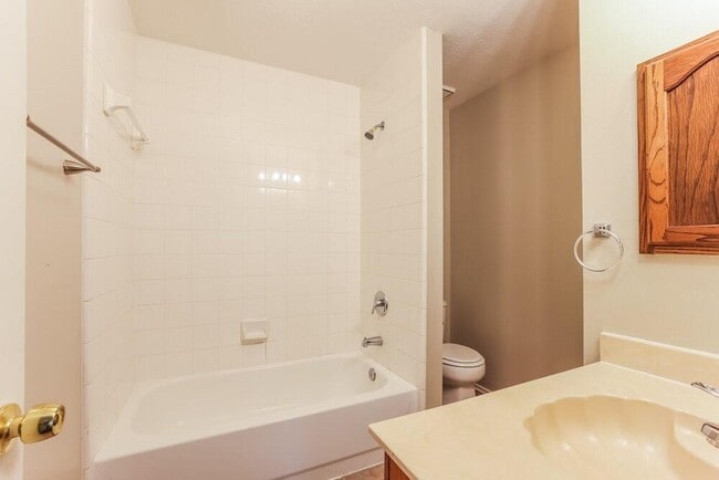 Building Photo - 3810 Village Well Dr