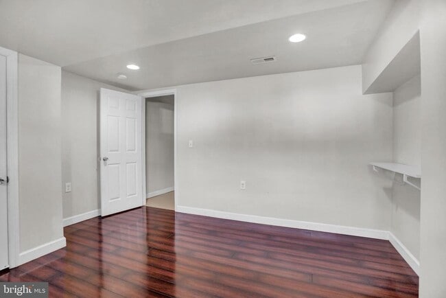 Building Photo - 421 Elrino St