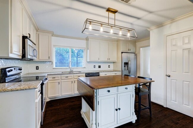 Building Photo - 2207 Stonecrest Dr