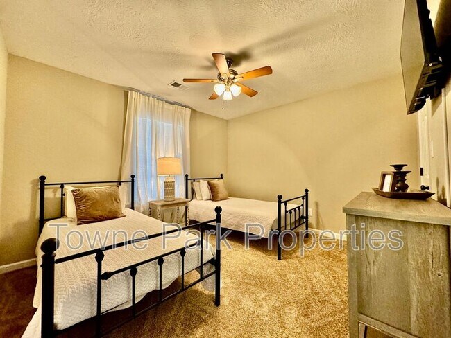Building Photo - 549 Edgecliff Ln