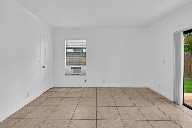 Building Photo - 2438 Southridge Rd