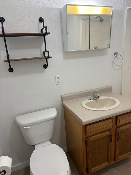 Building Photo - 2370 Old River Rd