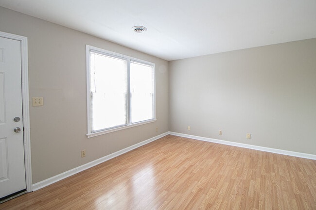 Building Photo - 810-D Golfview Place