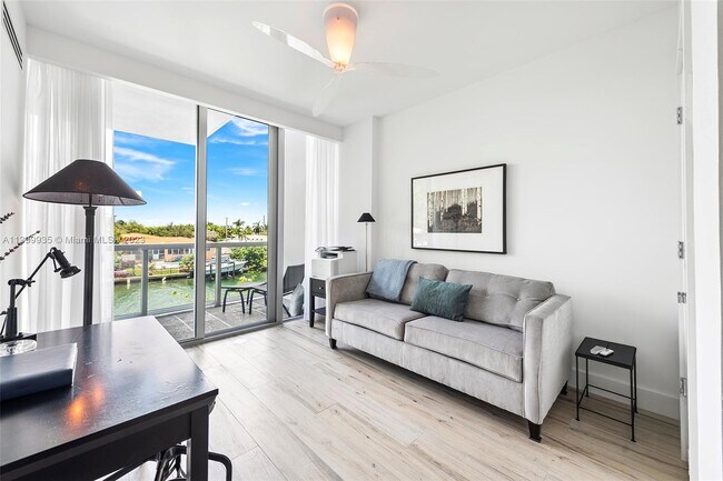 Building Photo - 9940 W Bay Harbor Dr