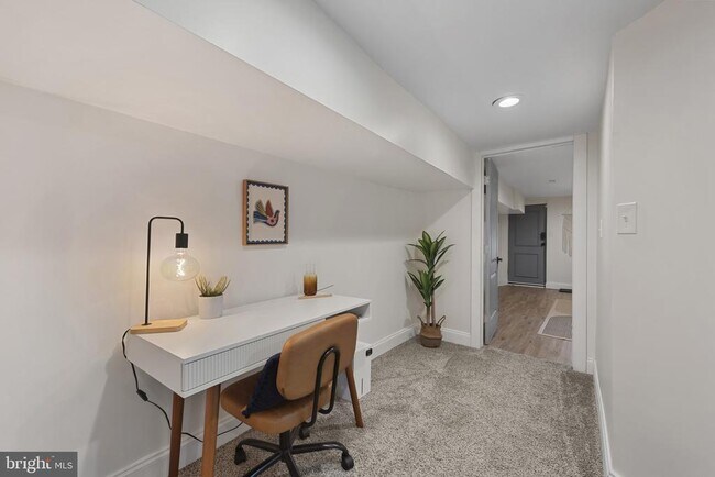 Building Photo - 737 Dolphin St