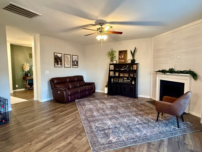 Building Photo - Beautiful 4 bedroom 2.5 bath home located in the Cliffs subdivision!