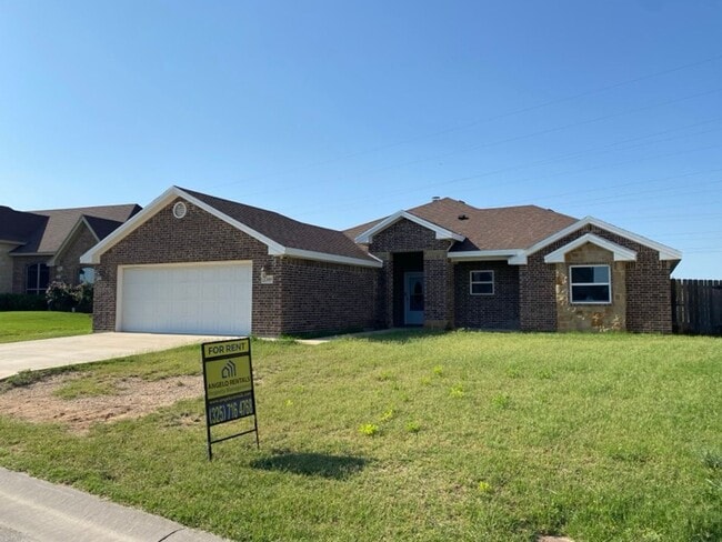 Building Photo - Beautiful and Spacious 4 bedroom 2 bath Ho...