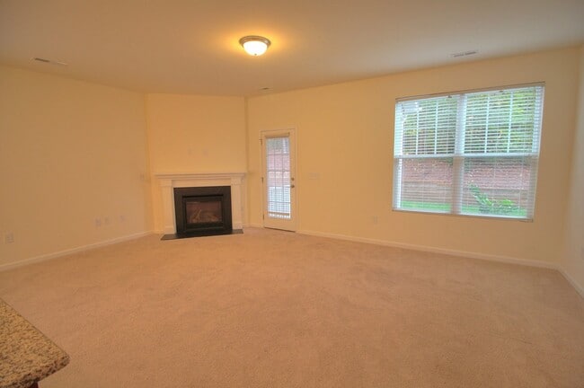 Building Photo - Gorgeous 3 Bedroom/ 2.5 Townhome with Garage!