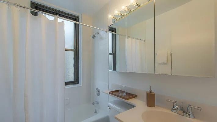 Building Photo - 240 E 27th St