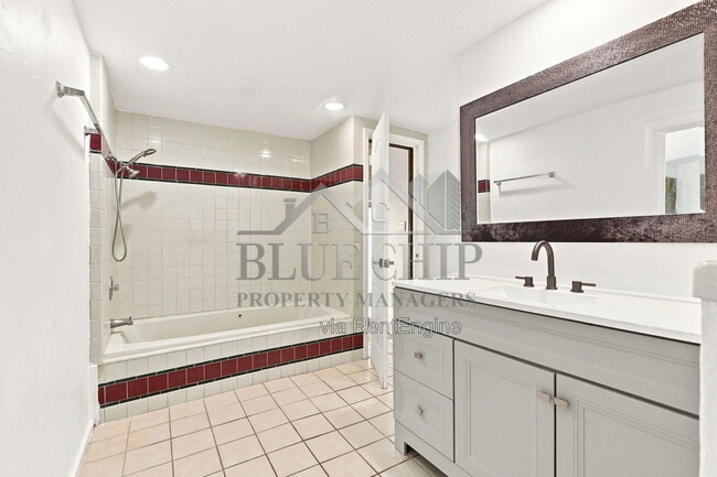 Building Photo - 6714 Nina Rosa Dr