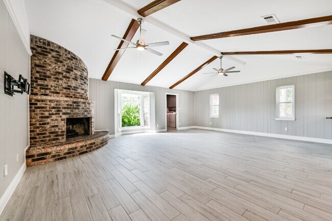 Building Photo - Rare Horse-Ready Property in Manvel