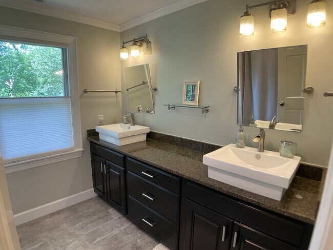 Building Photo - Executive Home in The Heart of Chapel Hill!