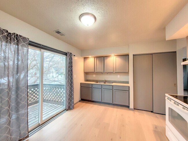Building Photo - 303 Larson Ct
