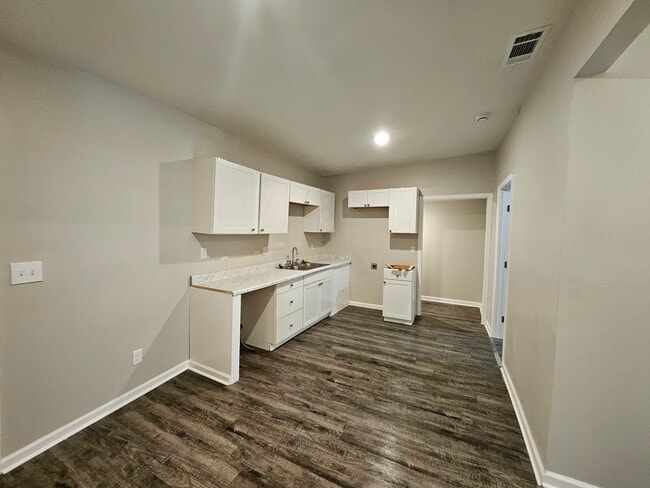 Kitchen - 743 N Claybrook St