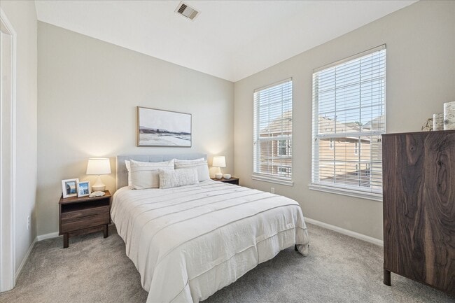 Building Photo - 3319 Leading Point Dr