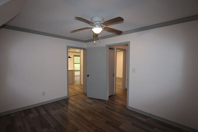Building Photo - Tour Today! Updated 3 Bed 2 Bath Rental! S...