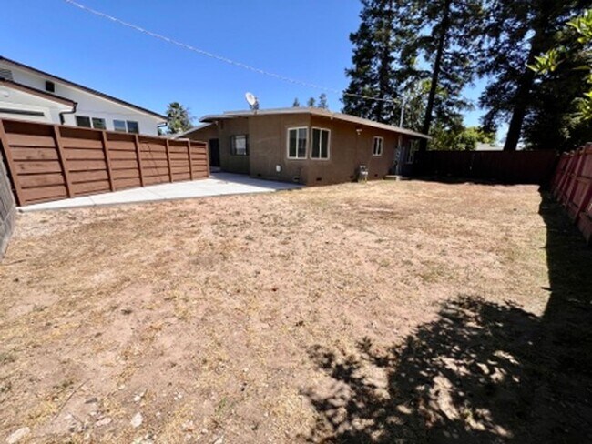 Building Photo - $2,300 Peach & Kings Canyon, 3 Bedroom - S...