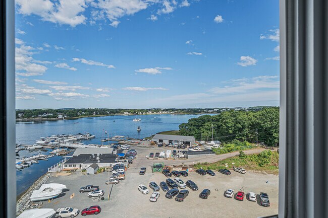 Building Photo - 200 Cove Way