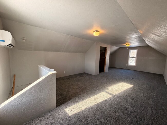 Building Photo - 5 Bedroom house in Webster City with Huge Garage! $1395